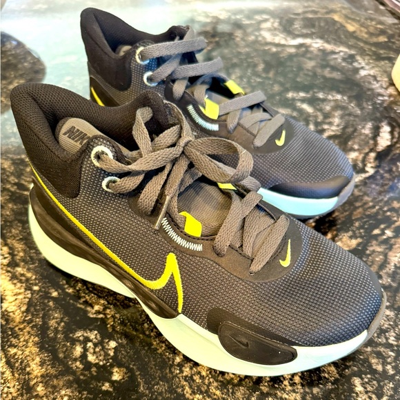 Nike, no court mark basketball sneaker. - Picture 1 of 7